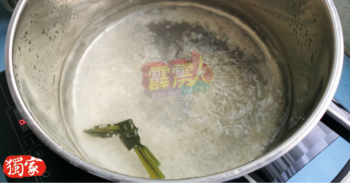 以斑斓叶和清水煮成汤底，再加入糯米煮至熟透。