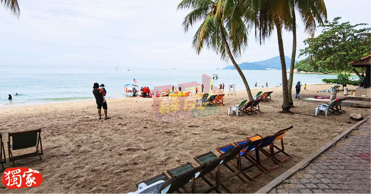 直落峇迪海滩的嬉水和野餐人潮目测减少逾50%。