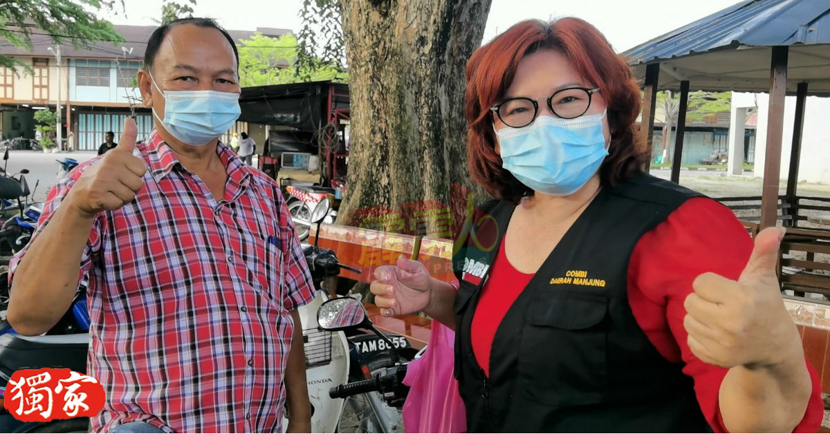 民众赞扬黄丽娟（右）和团队派发口罩和分享防疫措施。