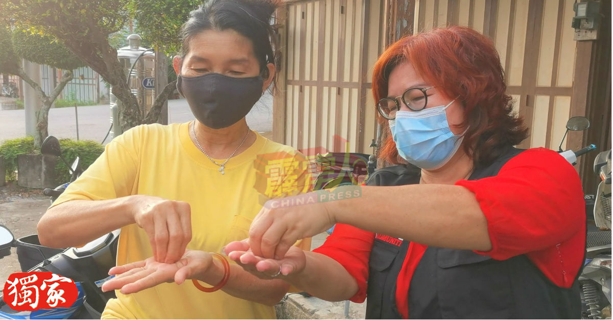 黄丽娟鼓励民众使用消毒搓手液，将手掌、手背和指甲内缝都全面消毒。