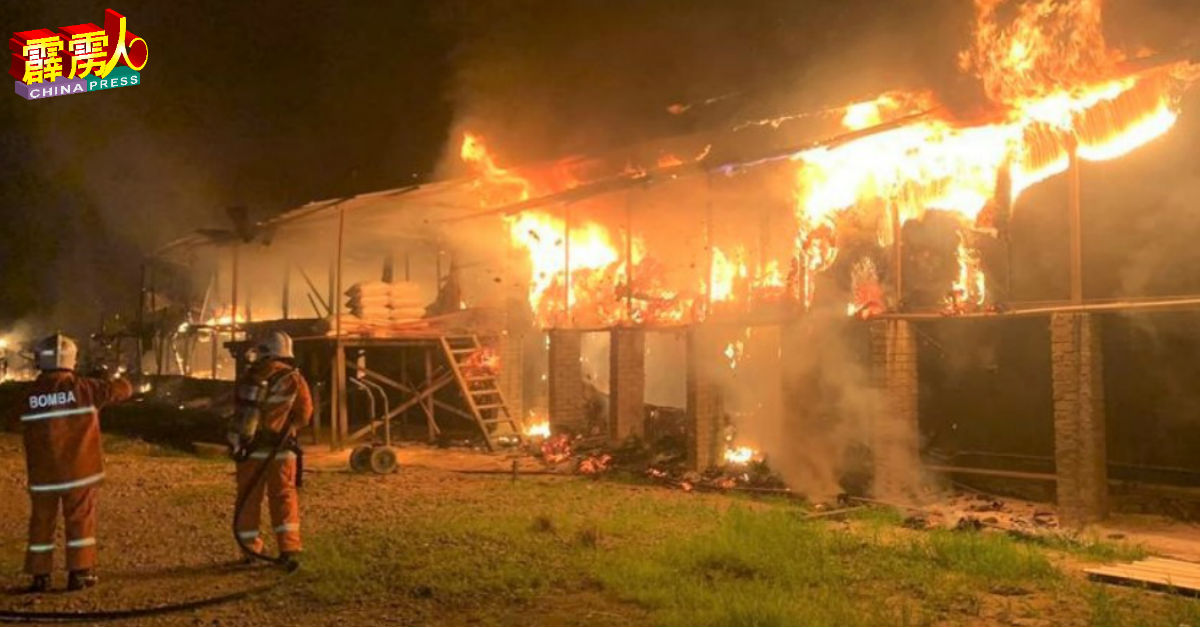 格外尼市1座养鸡农场内的密封式鸡寮被烧毁，大火烧死逾万隻小鸡。