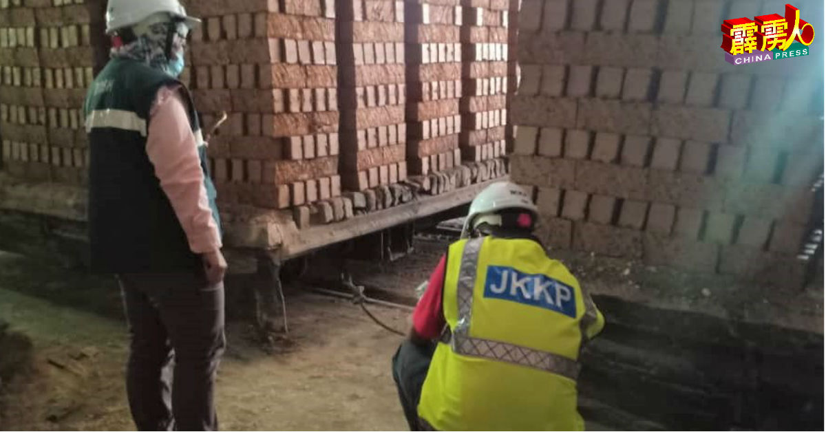 霹雳州职业安全与卫生局派员前往砖厂调查意外经过。