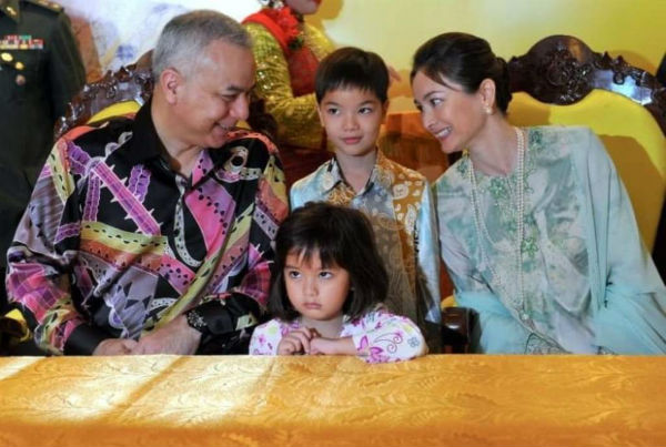 霹雳州苏丹纳兹林沙殿下和苏丹后端姑莎拉于2007年结婚，并育有小王子拉惹阿兹兰慕沙及小公主拉惹娜兹拉莎雅。（图取自网络）