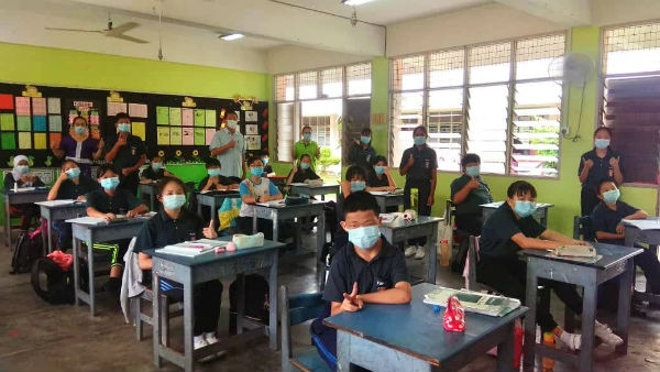 王雅霖（后排左3）到校巡视，对学生上课与防疫情况感满意。