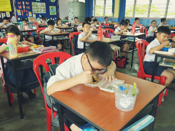钟民华小关注学生在课室用餐的情况。
