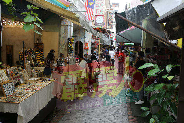 小贩告知，旧街场二奶巷的游客人潮减少约70%。