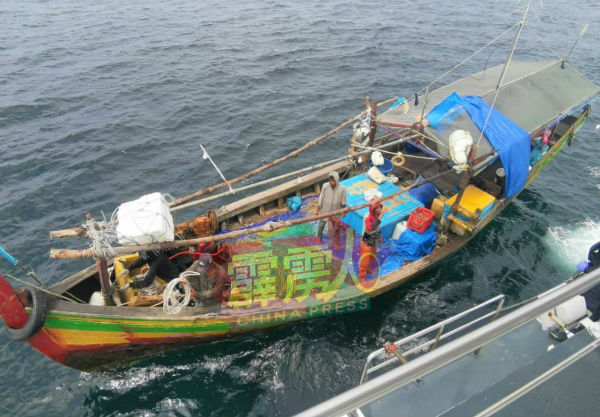 海事执法机构在霹雳州半路屿海域驱逐3艘印尼渔船。