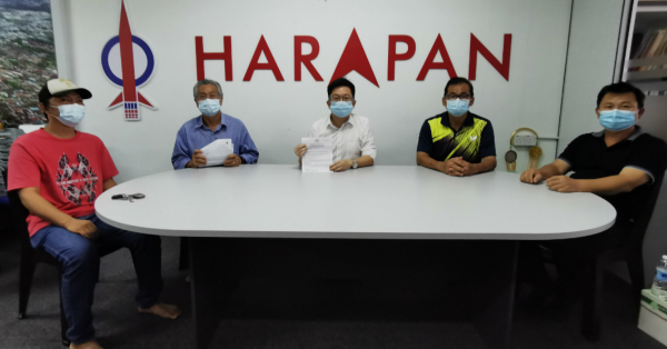 周锦欢（左3）与何文汉（左起）、邓启强、陈俊华及林海标，提醒厂家定时前往霹雳州环境局查询，是否有新的条规需要遵从。