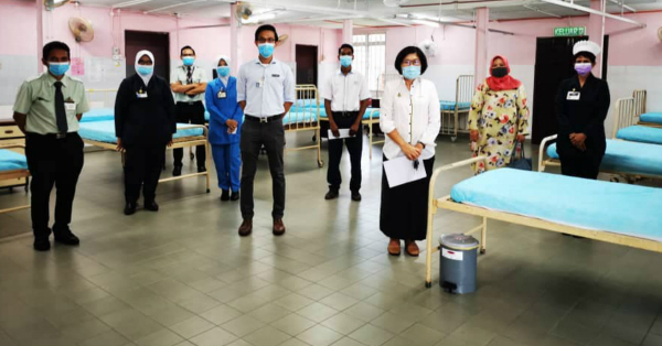 陈丽敏（前右）视察打巴医院的策划新冠肺炎1及2级患者病房准备事宜。