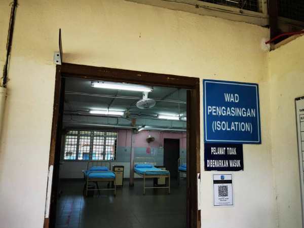 病房门口已张贴告示，禁止访客入内。