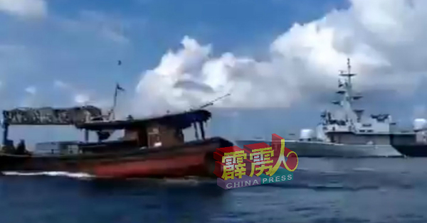 印尼渔船因引擎损坏而在马来西亚海域飘流。
