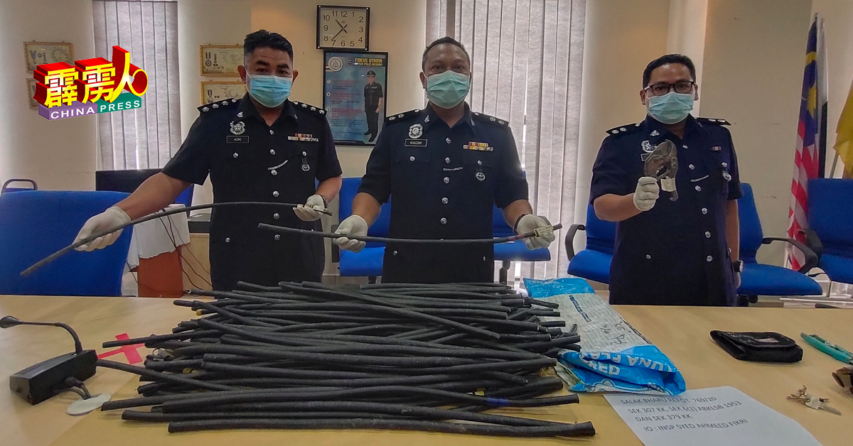 凯占（中）与建功警官赛阿米警长（右）及刑事调查主任拉惹阿兹敏助理警监，展示嫌犯偷窃的电缆与干案工具。