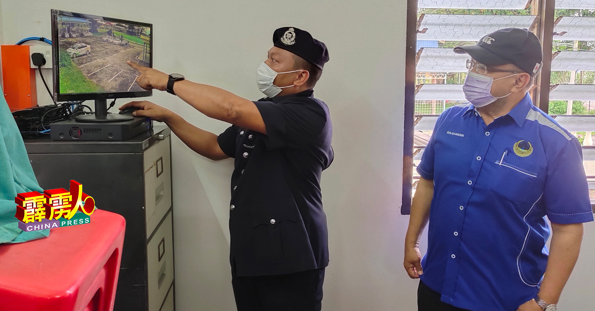 凯占（左）向祖卡奈（右）展示闭路电视图画面，并承诺警方会全程监控有关闭路电视，一旦有任何发现，将会及时採取行动。