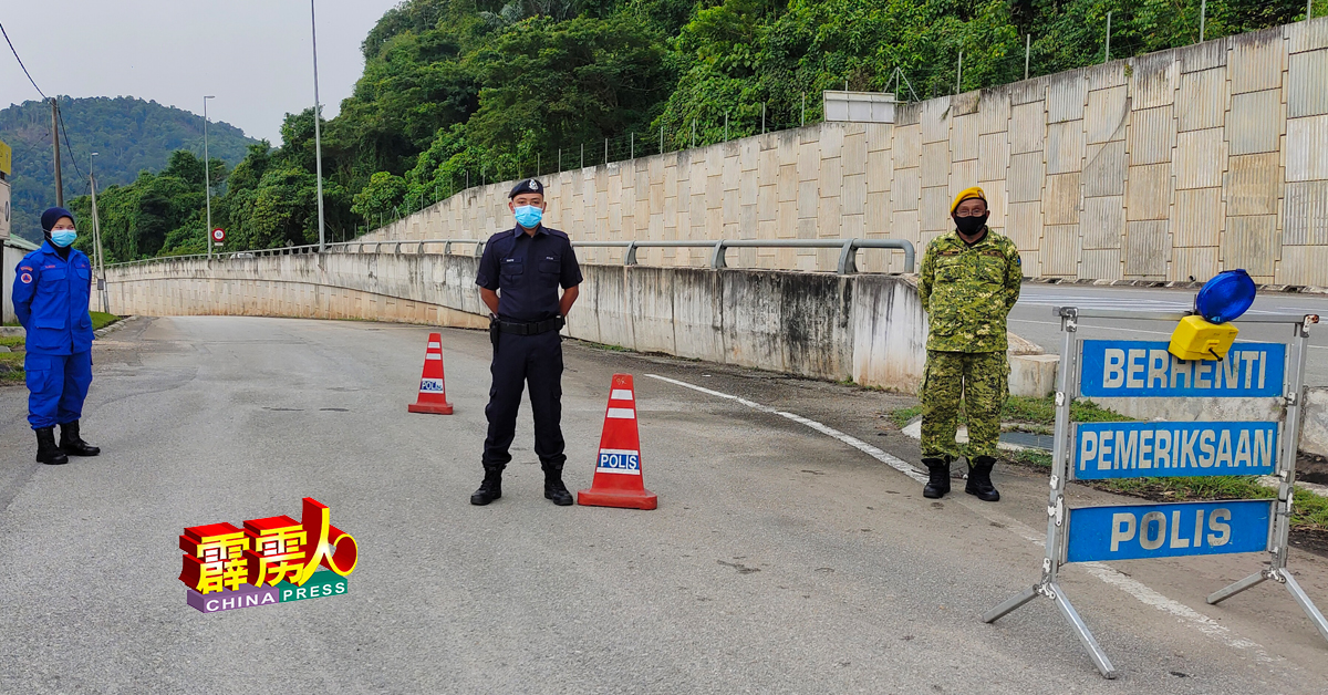 警方设立的2个路障（站岗），获得民防部队、警卫团成员协助，每天分为3班制执勤。