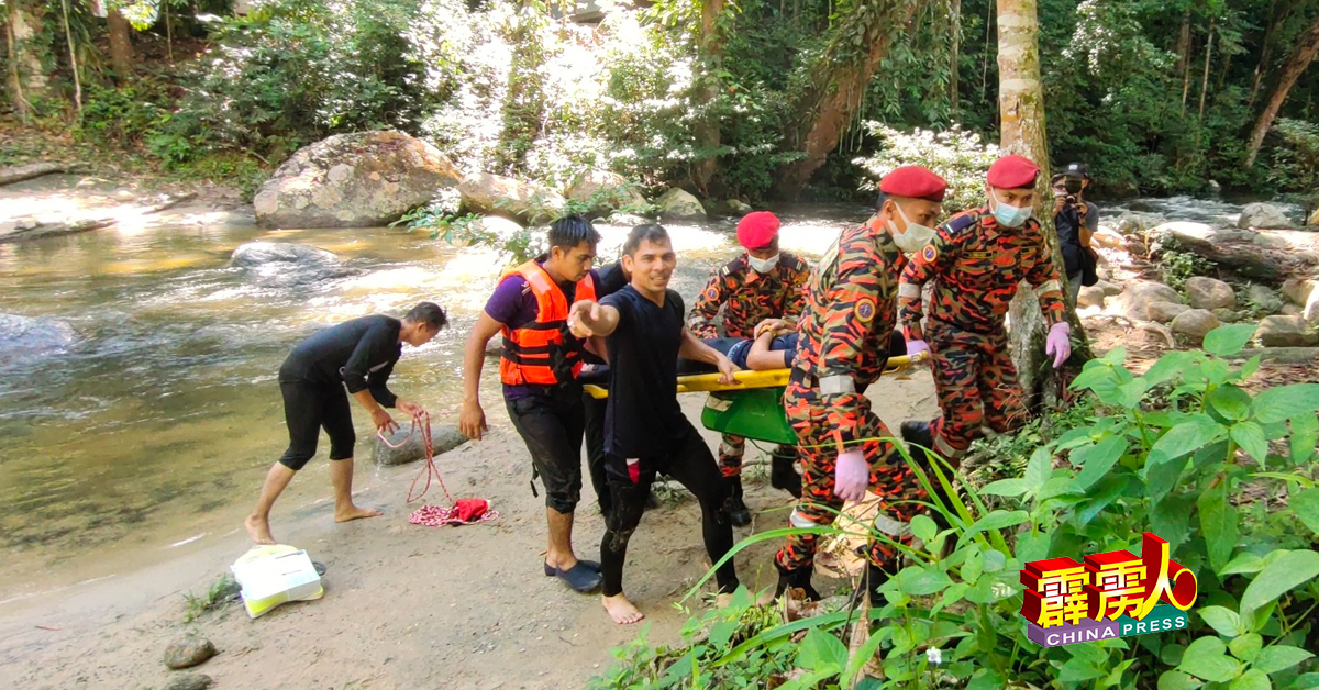 消拯局紧急医疗及拯救（EMRS）队伍将遇溺的男子抬走，送往邻近医院抢救。