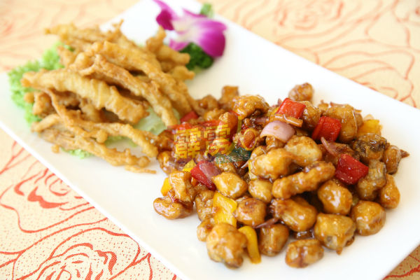 “妈蜜脆双菇”是由金针菇及杏鲍菇配搭而成，素食者也可享用。