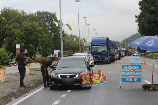 警方于新邦波赖通往务边路段设立路检，检查来往车辆。