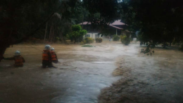 峇都古楼数个甘榜发生突发水灾，多户家庭受影响。（消拯局提供）