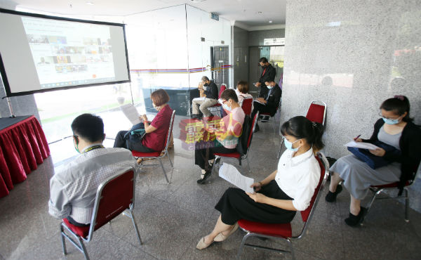 媒体在市政厅以线上会议方式，采访怡保市政厅的月度会议。