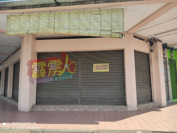 怡保彬如美华花园两排店屋许多商店都没开业，门前挂上了暂时停业的通知。
