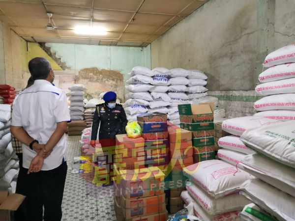 霹雳州贸消局前往怡保旧街场的批发商店，检查必需品及统制品供应情况，以确保有关物品在雨季及有条件管制令时期都有足够的供应。