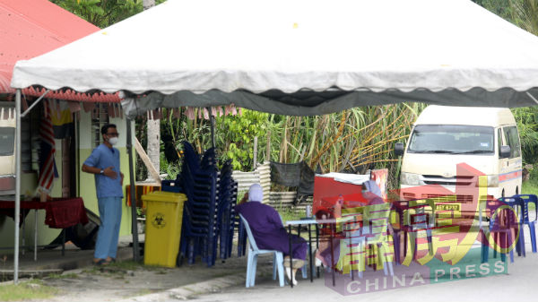 卫生局在怡保美鲁2C花园设立时帐篷，为有需要的居民提供医疗服务。