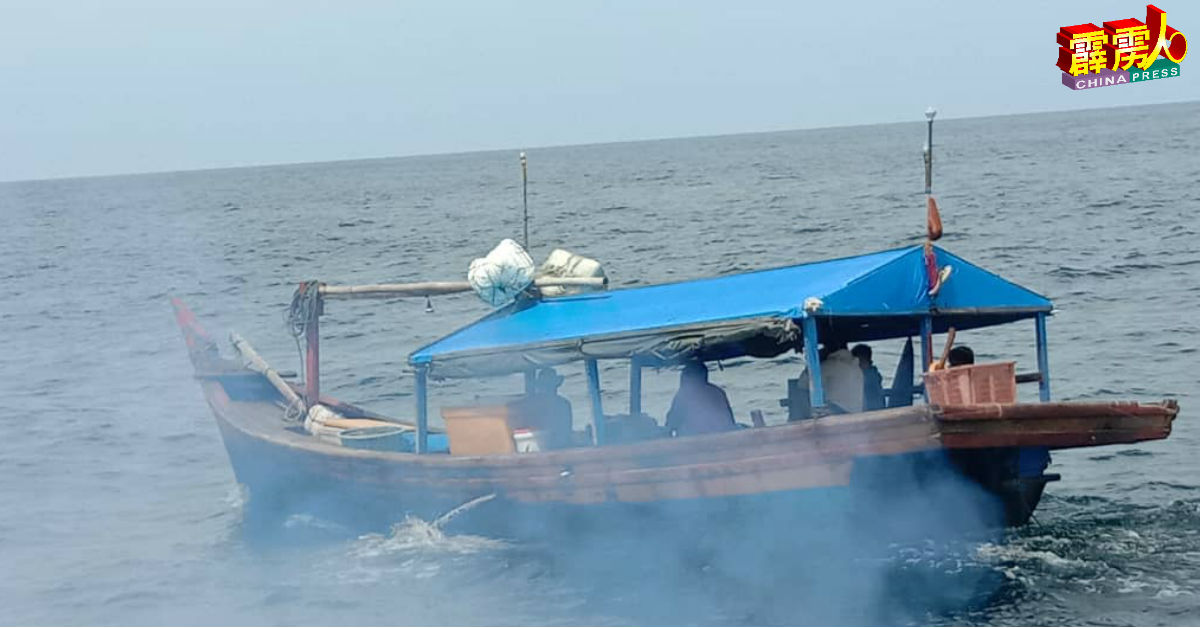 霹雳海事执法机构驱逐1艘私闯我国海域的渔船。