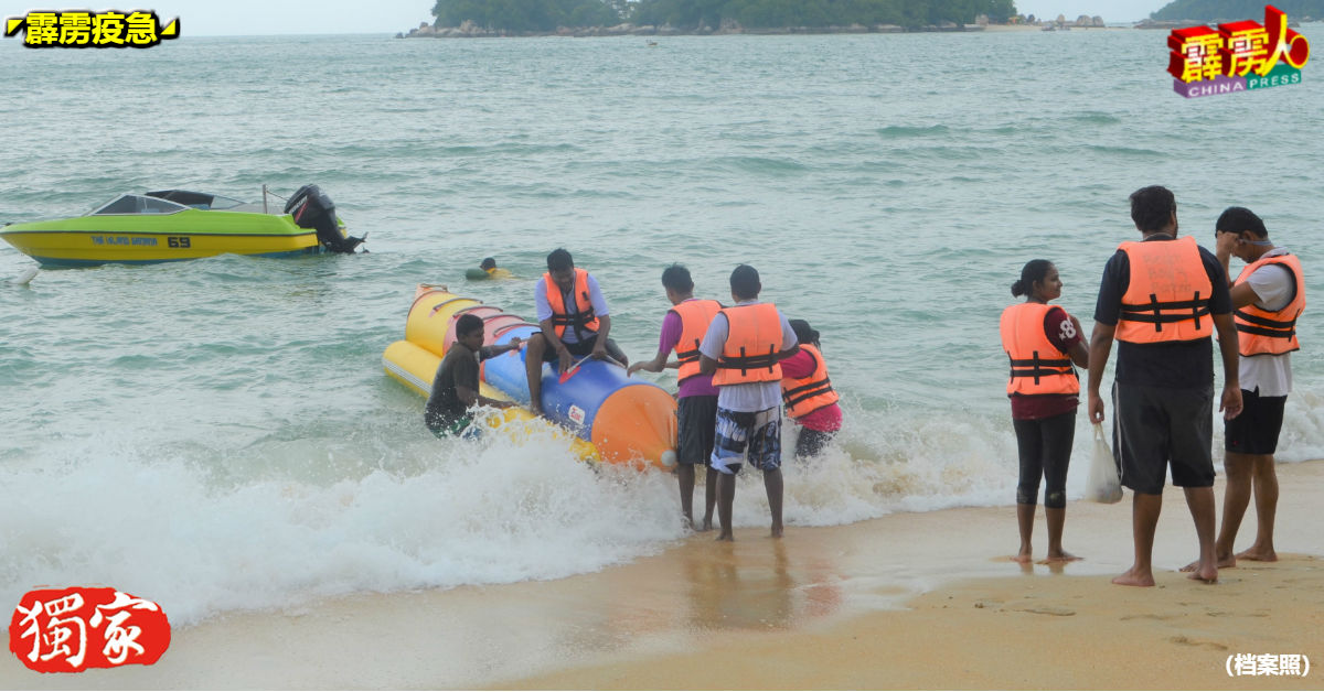 曼绒所有观光海滩的水上运动也被禁止。（档案照）