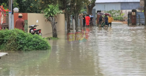 曼绒迎来长命雨   排水不及水淹住宅区