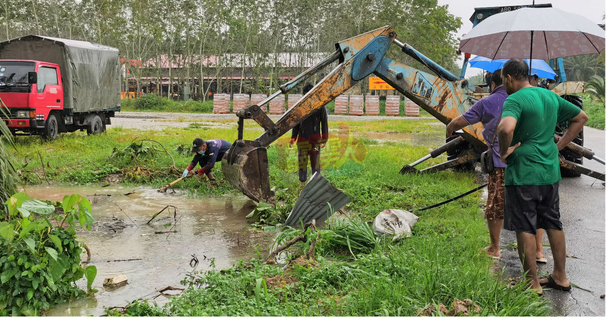 曼绒市议会派出神手，前往力侨阿曼达迈花园疏通阻塞排水道。