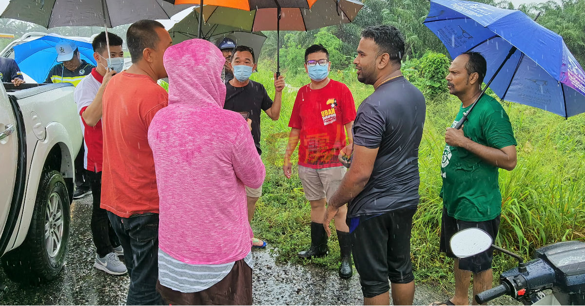 张宇晨（右3起）、章仁钢和黄天荣（左），陪同居民向曼绒市议会人员讲解情况。