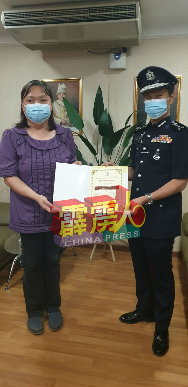 吴文恭颁发褒扬状给《中国报》怡保办事处高级记者。