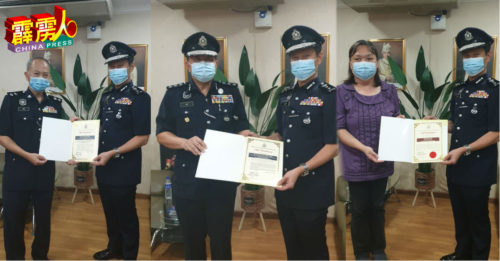 拿督吴文恭荣休    颁发褒扬状给中文媒体及华裔警官