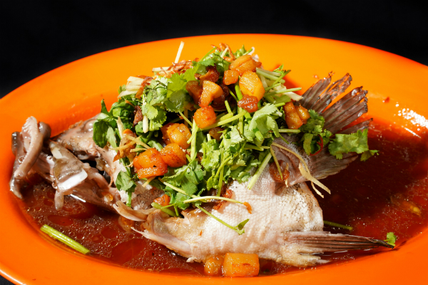 安顺附近地区有8大渔村，有丰盛又新鲜海鲜食材，蒸鱼头更是亚财海鲜肉骨茶的拿手好菜。