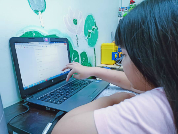 小学生开始在家里上网课。