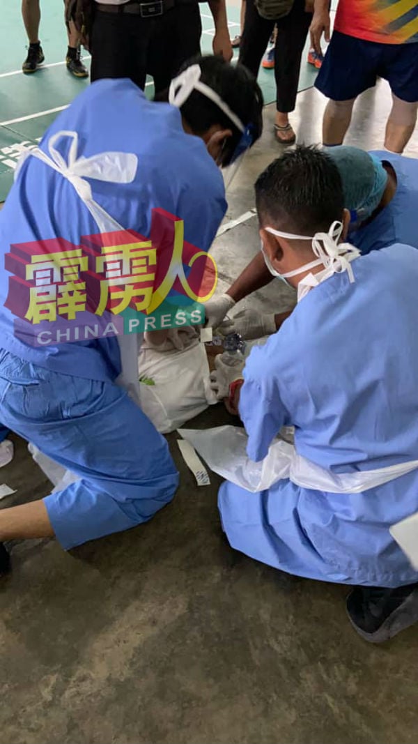 华裔男子友人见状马上为他进行急救，并召来医护人员将他送院，但最终返魂乏术。