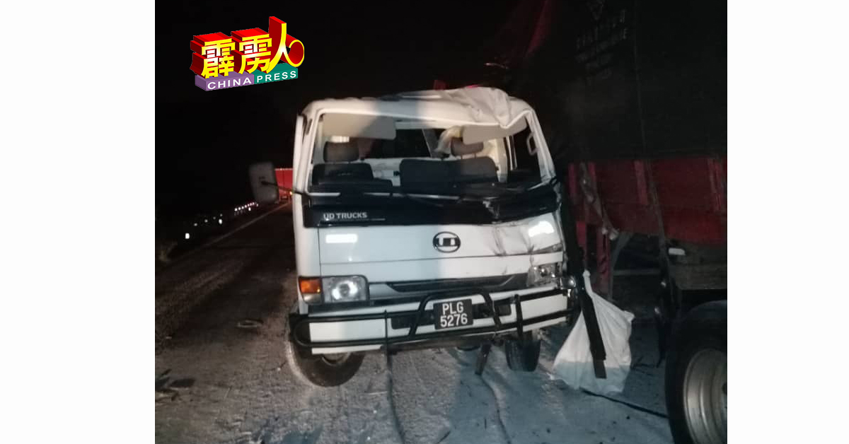 涉及车祸的载肥料罗厘，车上的华裔司机受轻伤。
