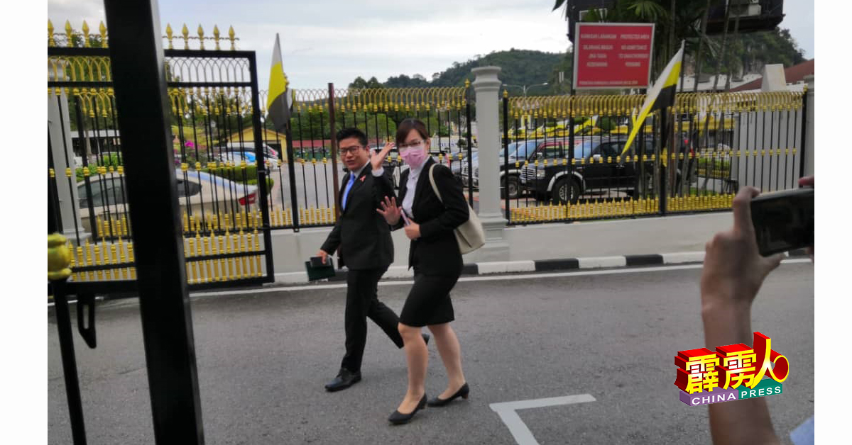 行动党阿斯达卡州议员张宇晨（左起）与桂和州议员崔慈恩，步入霹州秘书署。
