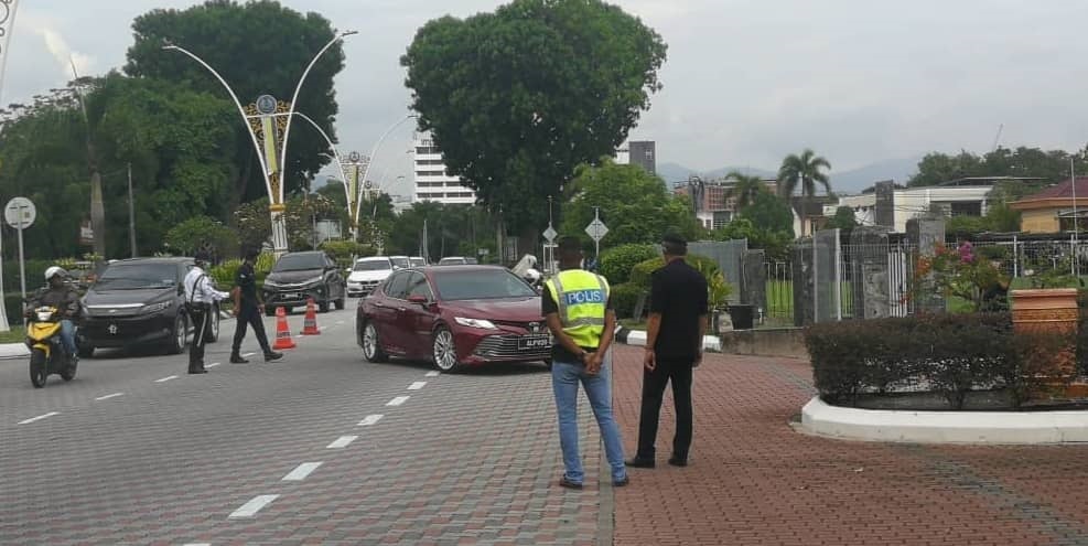 霹雳州务大臣拿督沙拉尼在上午11是56分, 乘坐官车抵达怡保近打行宫，觐见霹雳州苏丹纳兹林沙殿下
