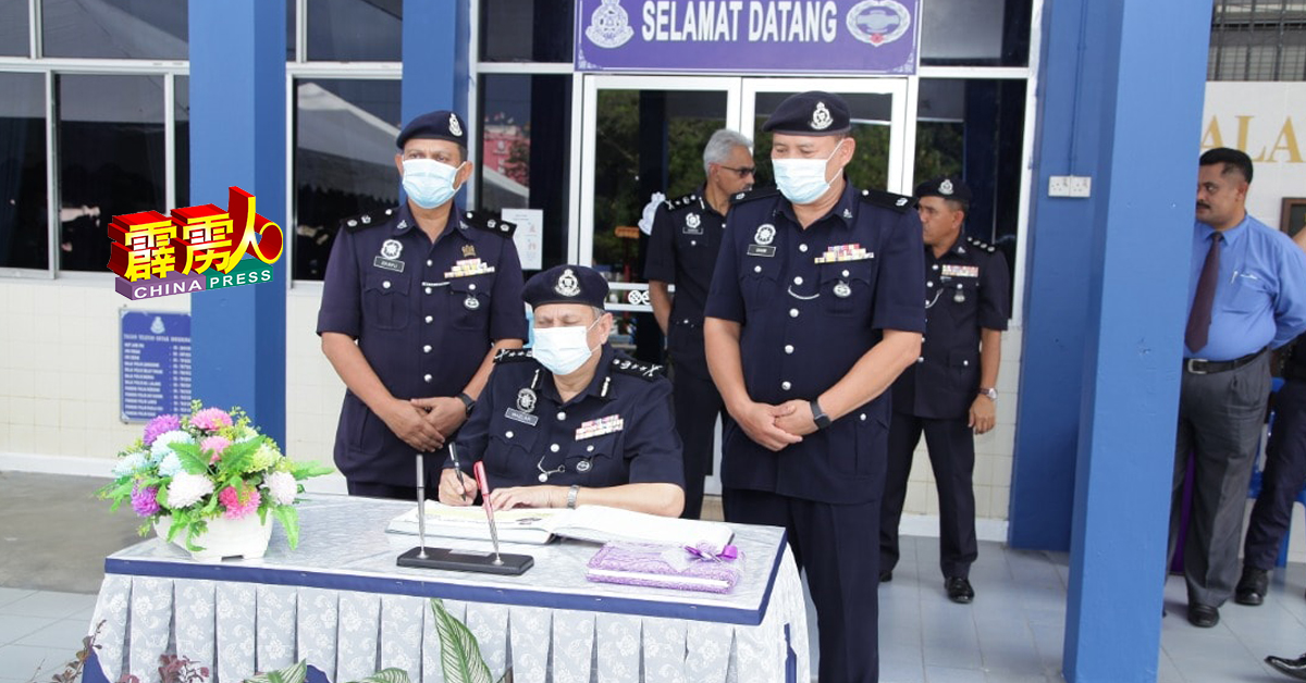霹州总警长米奥（中）于15日（週二）莅临宜力警区巡视，并在宜力警区主任祖基菲（左）的陪同下“签到”。