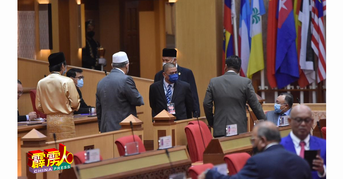 霹雳州务大臣拿督沙拉尼（面向镜头者）与州议员聊天。