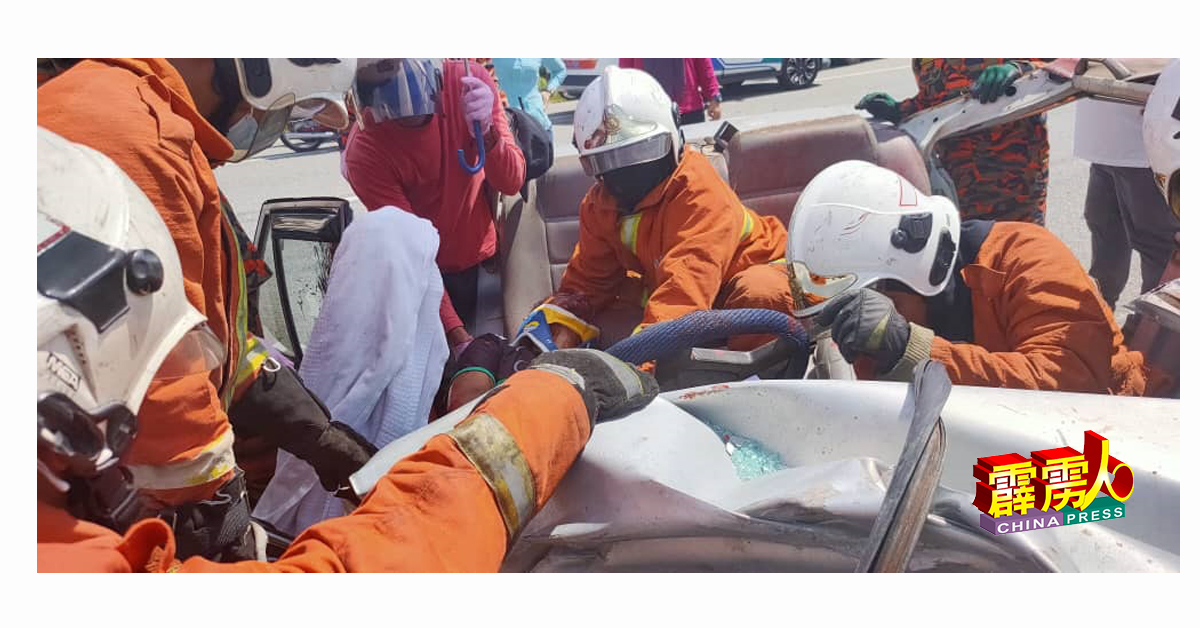 消拯员设法将困在残骸的轿车司机救出。
