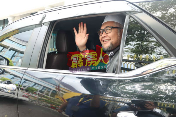 伊党新芒魏州议员拉兹曼抵达霹雳州秘书署。
