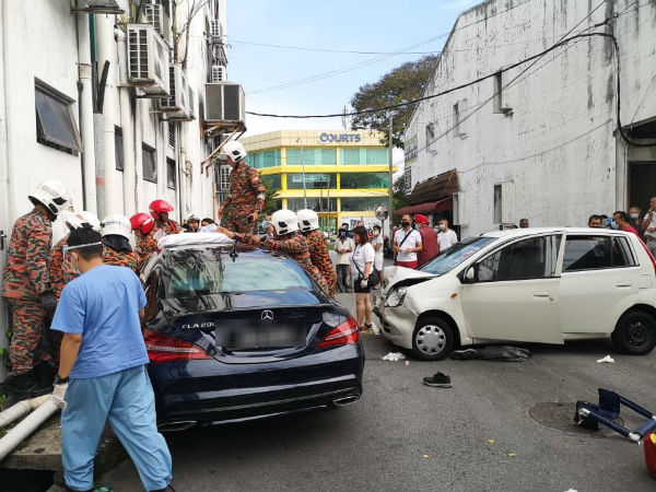 第二国产Viva轿车撞及泊在路边的马赛地后，殃及一名路过的华裔女子，导致她受伤。