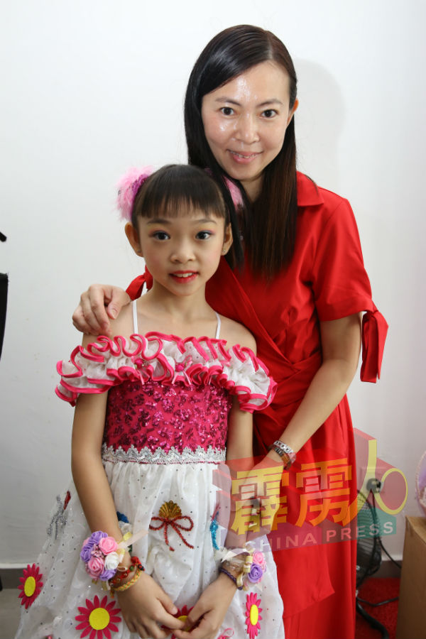 5岁就开始参加比赛的叶佩宜（左起），在母亲方微陪同下参与决赛。