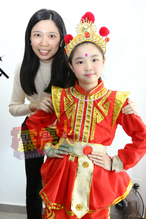 花心细打扮的陈沁棿，在决赛时，演唱《中华儿女》。