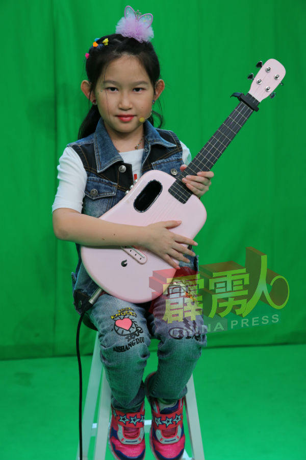 黄千庭在决赛时，以自弹自唱的方式呈献《有何不可》。