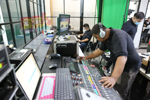 Top Vision工作人员在决赛现场，进行录制工作。Top Vision工作人员在决赛现场，进行录制工作。