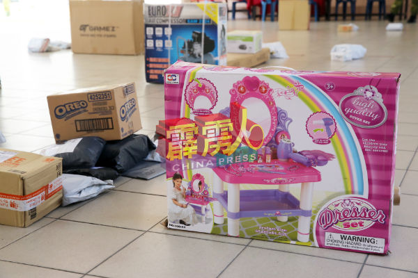 民众透过网络平台购买多样化物品，包括粉红色的玩具梳妆台丶烤箱丶空气压缩机等。