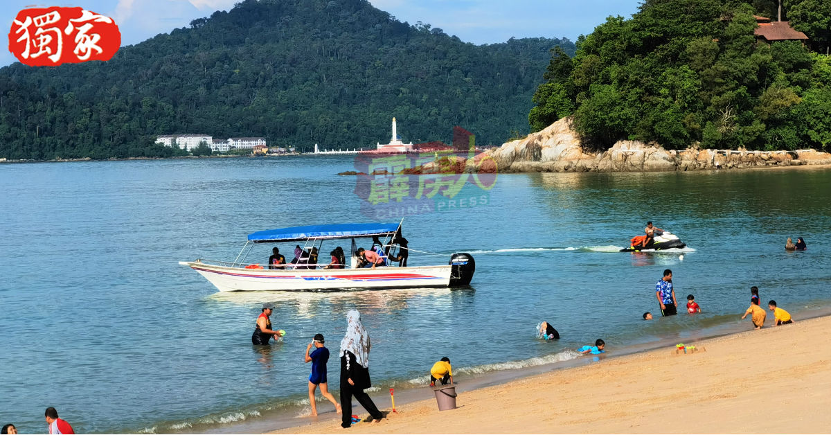 直落峇迪海滩水上运动人气高。